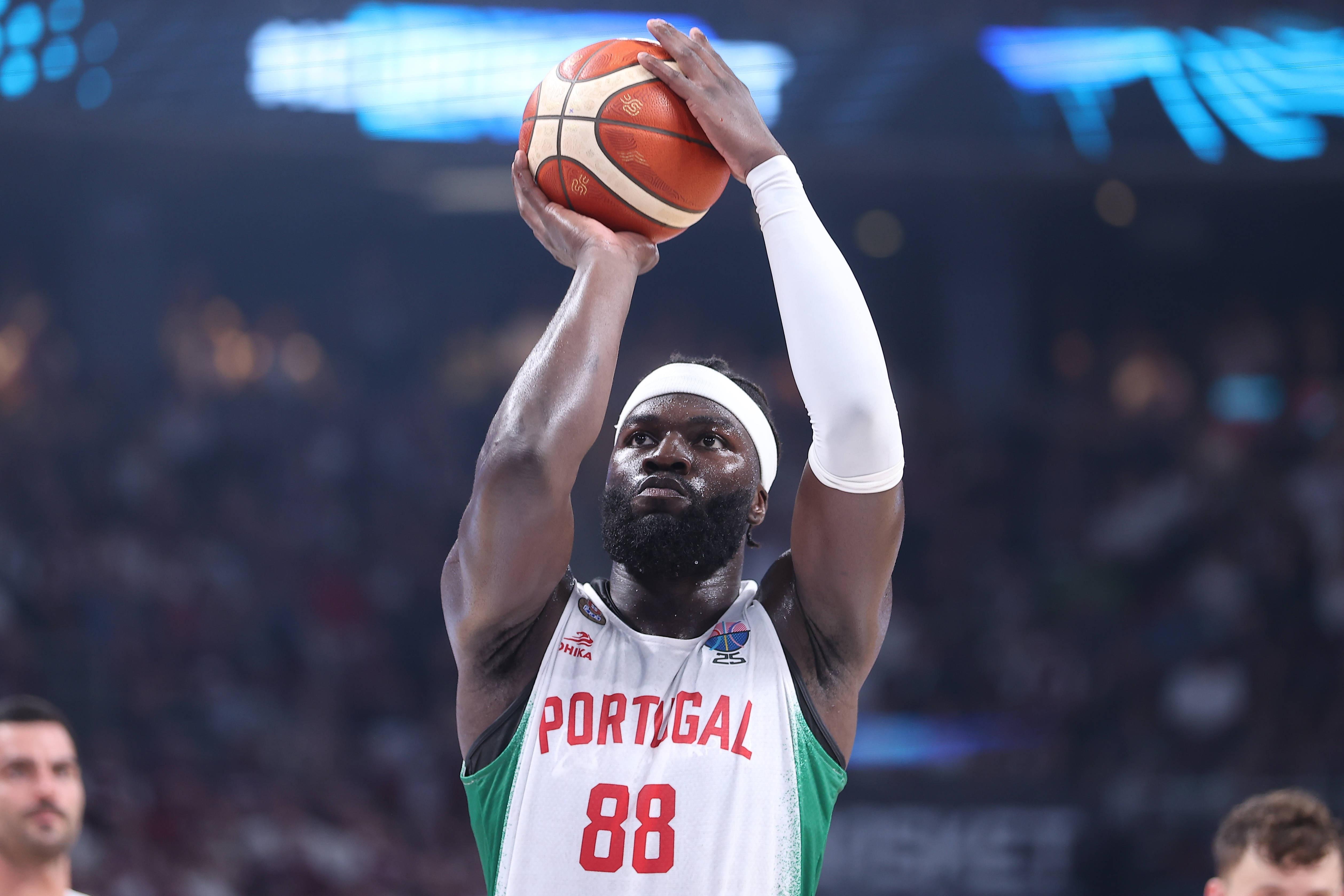 就靠你了！科塔首节5中2拿到6分3板2断1帽 得分全队一半